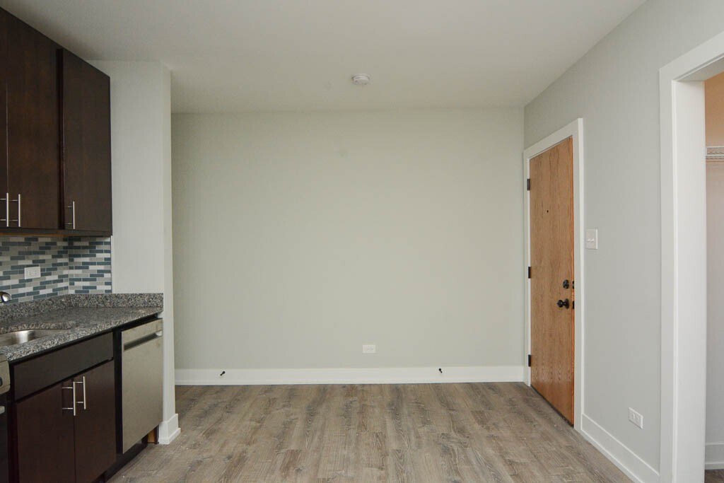 Building Photo - 533 W Belden Ave