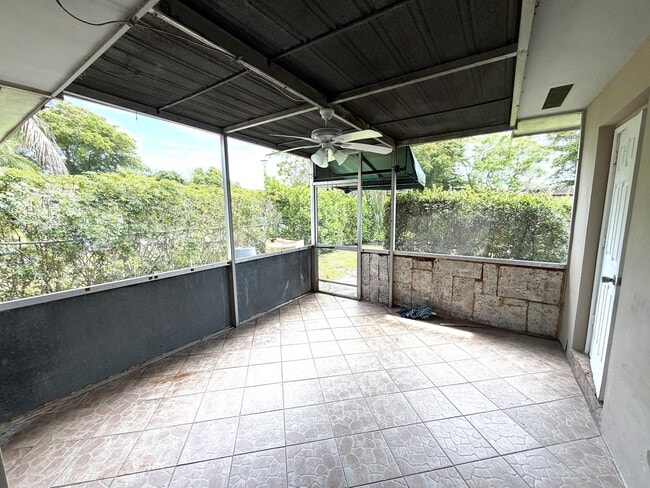 Building Photo - 4019 Woodside Dr