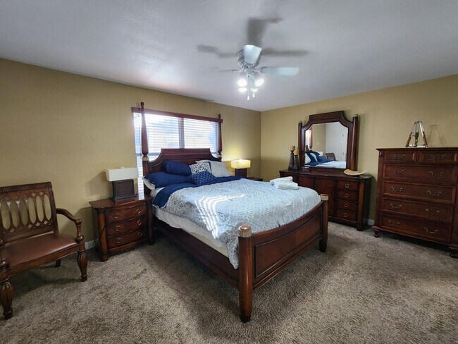 Building Photo - Gated 2 Bedroom Condo - Furnished