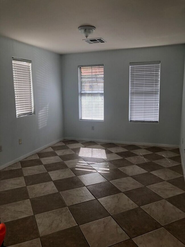 Building Photo - Expansive 3 Bedroom Treat with 2+ Bonus Ro...