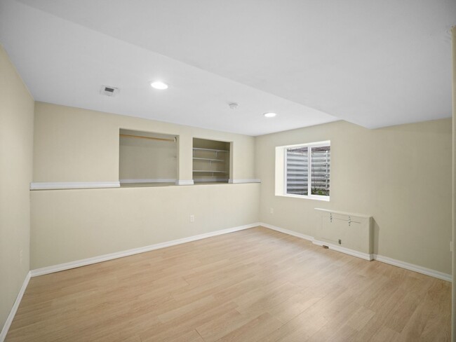 Building Photo - Spacious 4-Bedroom Home w/large Outdoor Sp...