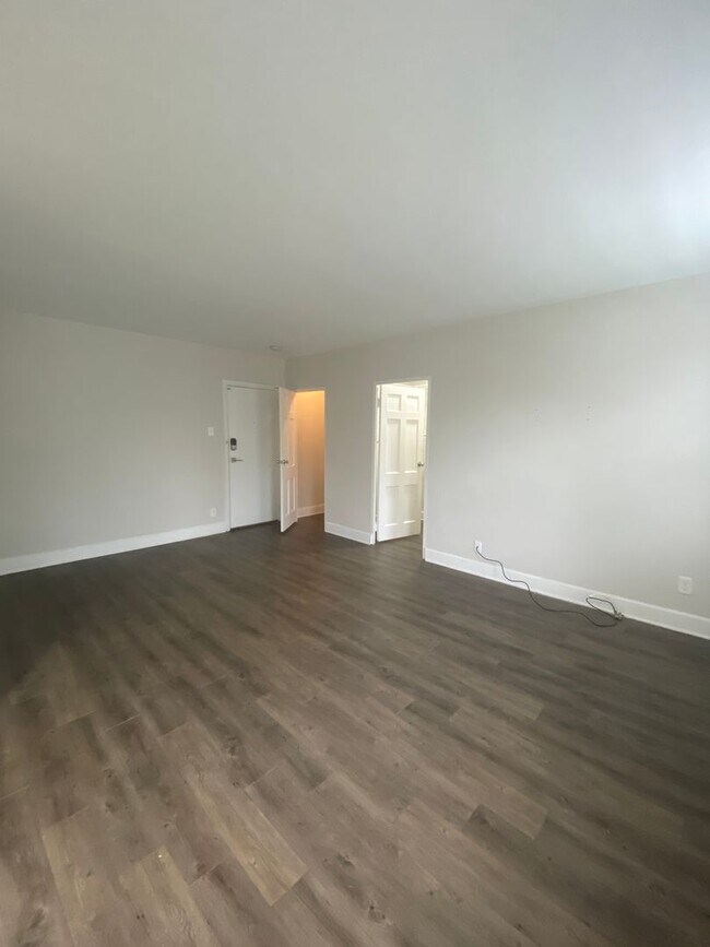 Building Photo - Renovated Studio Apt in Dogtown!