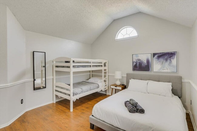 Building Photo - 7402 Brookhaven Dr