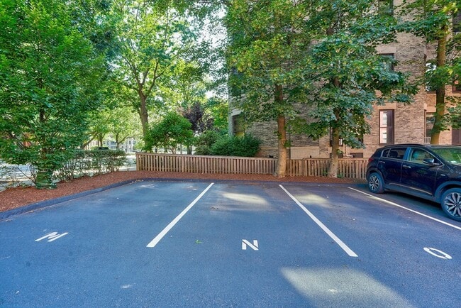 Building Photo - 1064 Beacon St