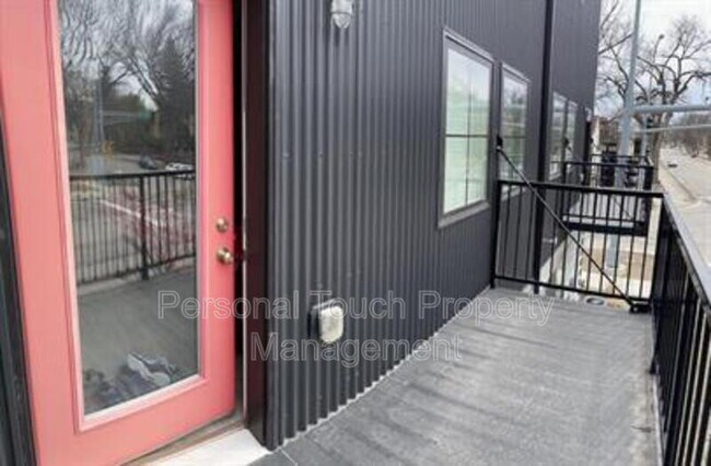 Building Photo - 808 7th Ave S