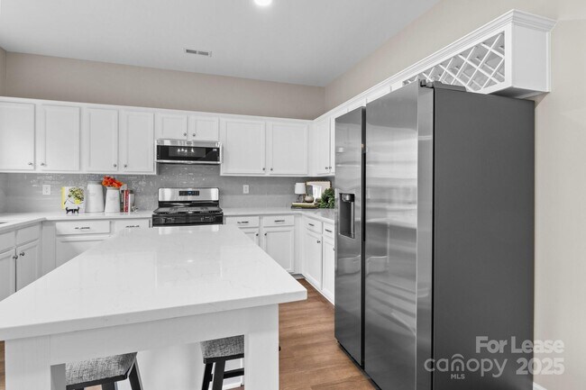 Building Photo - 302 Flanders Dr