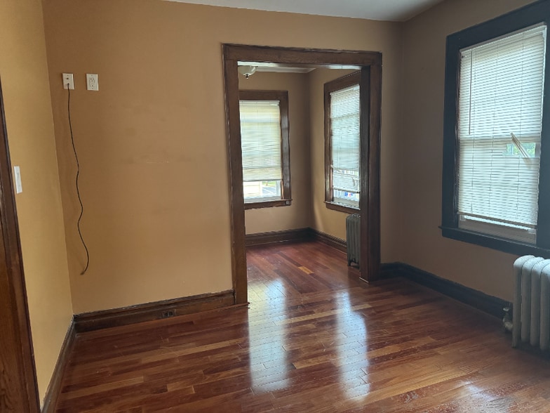 Building Photo - 35 Oak Ave