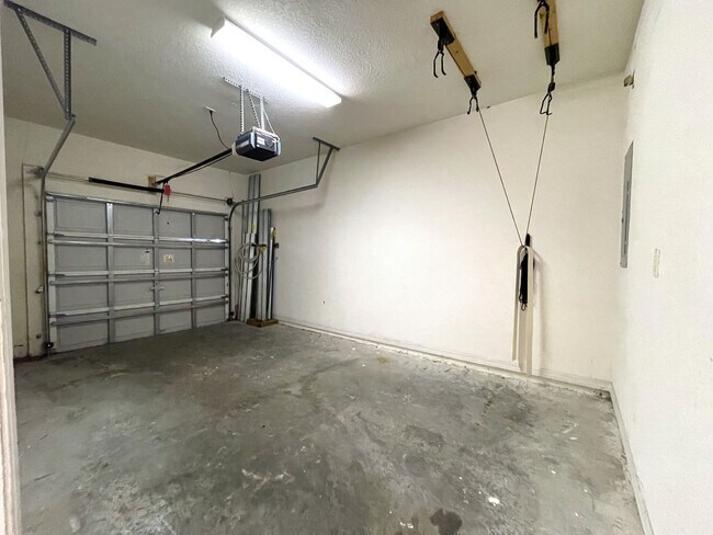 Building Photo - 3/2.5 Townhome in Pinellas Park Available Immediately