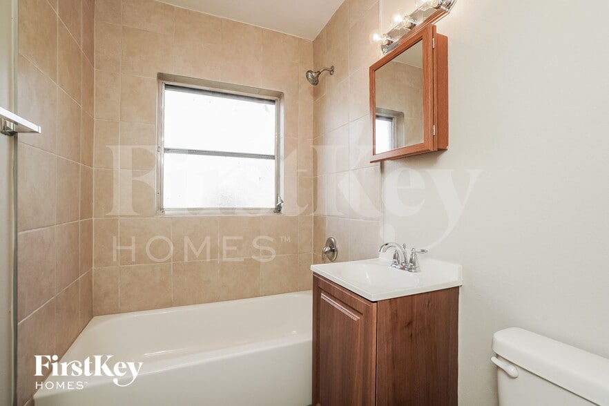 Building Photo - 21586 Edgewater Dr