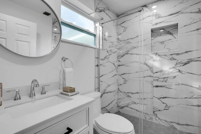 Building Photo - 604 SE 4th Ave