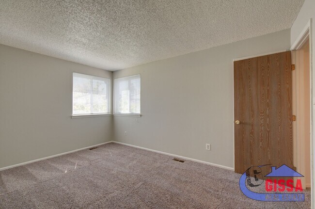 Building Photo - Cute townhome with 2 bedrooms - 1 1/2 bath...
