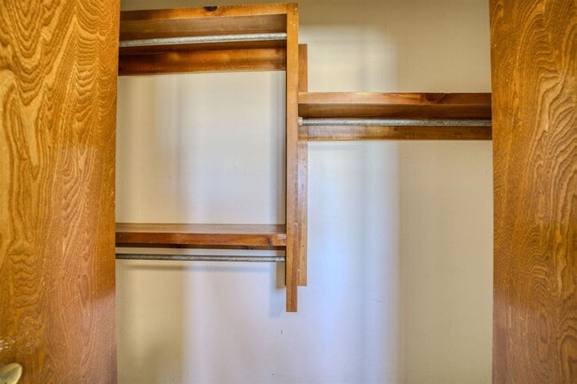 Building Photo - 308 SE Camelot Dr