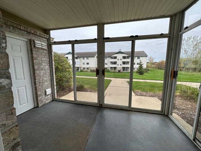 Building Photo - Caledonia Condo! Two Bedroom - Two Full Ba...