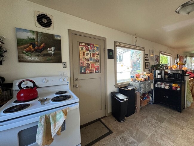 Building Photo - 7 Bed 2.5 Bath House - Near WWU