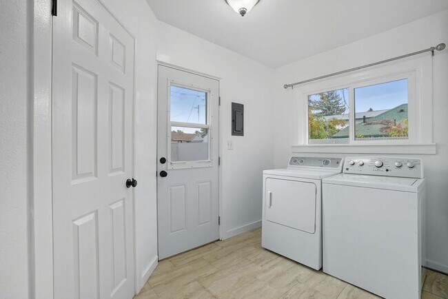 Building Photo - 1731 E Sanson Ave