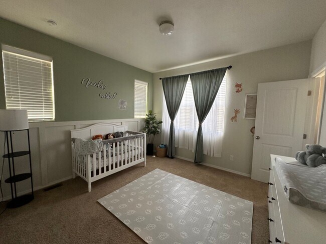 Building Photo - 2 Bed 3 Bath Townhouse with  2 Car Attache...