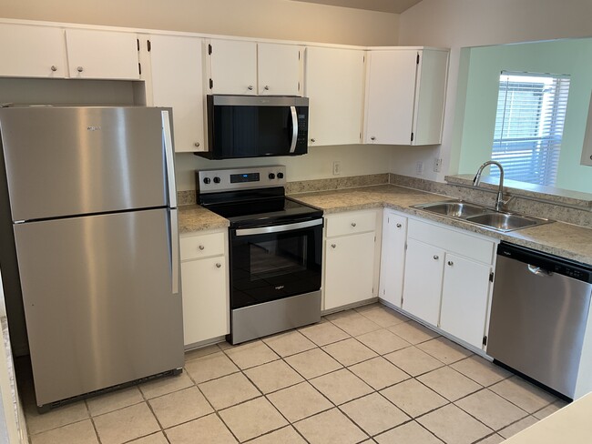 Building Photo - 256 Daniels Pointe Dr