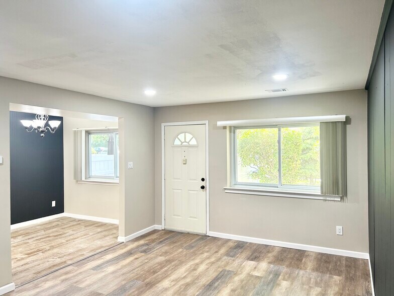 Building Photo - 136 Storm Dr