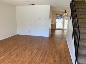 Building Photo - BEAUTIFUL 2STORY 2BD 1.5BA TOWNHOME STYLE ...