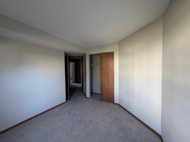 Building Photo - 1871 Fox Run Dr