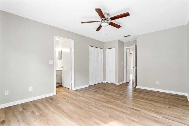 Building Photo - Beautiful Temple Terrace Townhome!