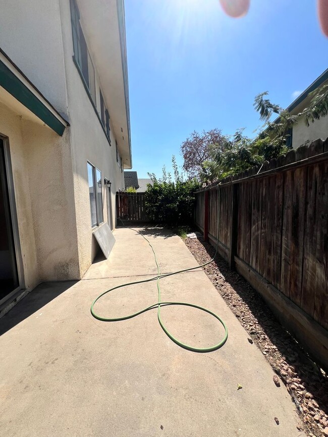 Building Photo - For Rent:  2BR/1.5BA Condo Near Fresno Sta...
