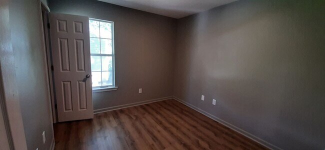 Building Photo - 426 Summer Dr