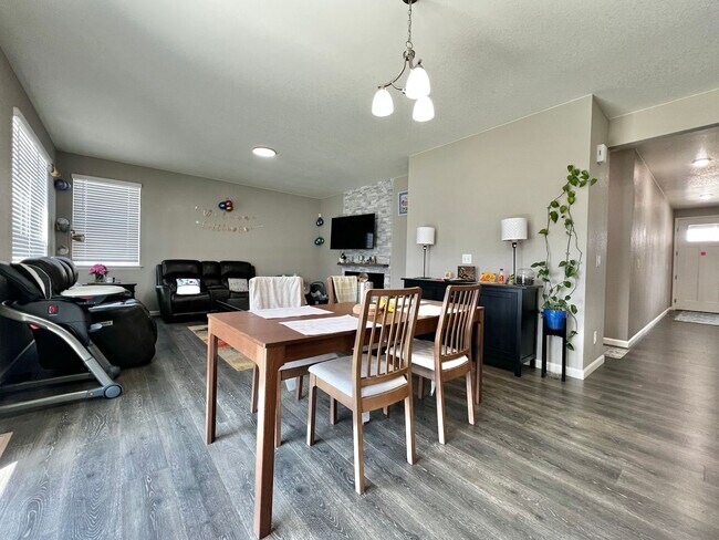 Building Photo - 4 Bed 3 Bath Available August 1st in Windsor!!!