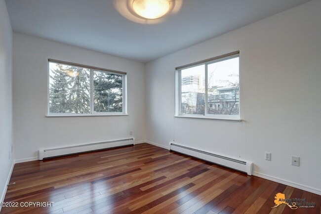 Building Photo - 1305 W 7th Ave