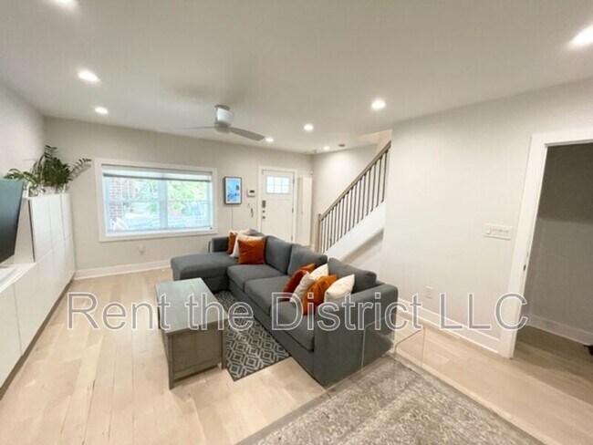 Building Photo - 1316 Staples St NE