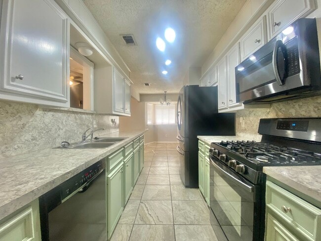 Building Photo - Great 3 bed 2 bath near West Loop 289 and ...
