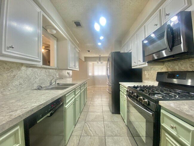 Building Photo - Great 3 bed 2 bath near West Loop 289 and 4th street