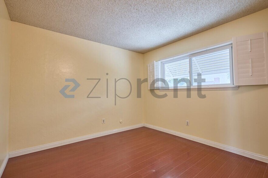 Building Photo - Unit