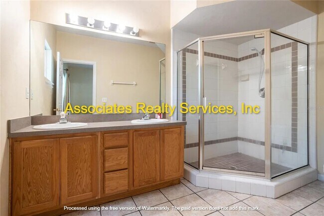 Building Photo - GREAT LOCATION-  3 Bedroom- LOOK!