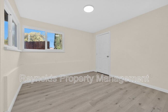 Building Photo - 703 Mills St