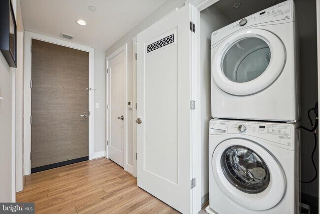 Building Photo - 930 Rose Ave