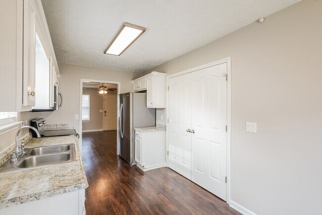 Building Photo - 1409 Amal Dr