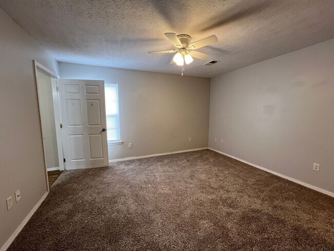 Building Photo - 105 Garden Cir