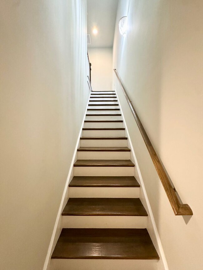 Building Photo - ELITE Townhome on Market Common! Move in ready! Make it YOURS for the Holidays!