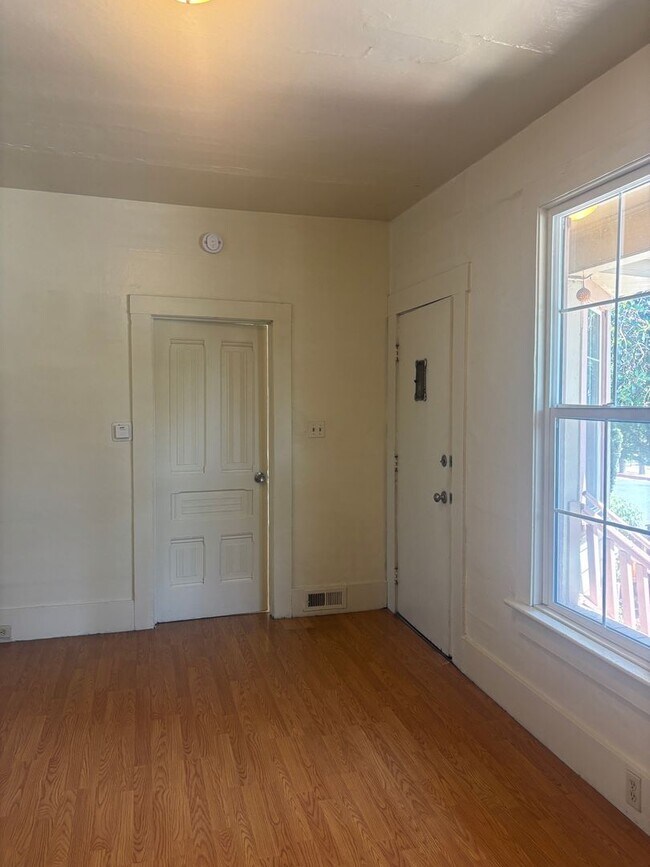 Building Photo - 3 Bed/2 Bath with additional bonus room. D...