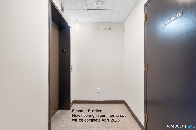 Building Photo - 937 Post Rd