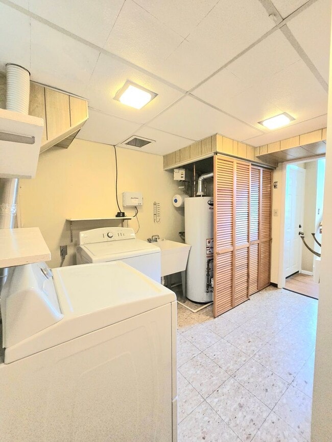 Building Photo - Charming 4-Bedroom Split-Level Home with S...