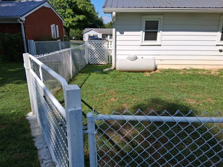 Building Photo - 1424 Hawkins Dr