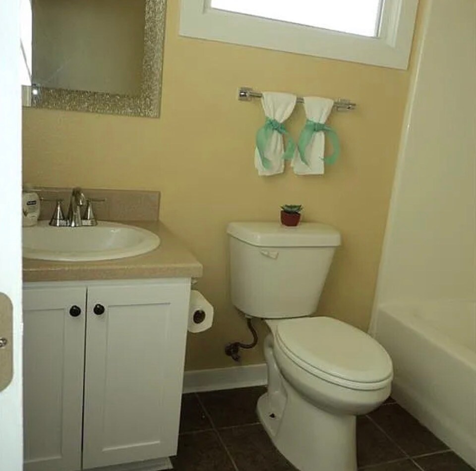 Full Bathroom - 1938 Flood St