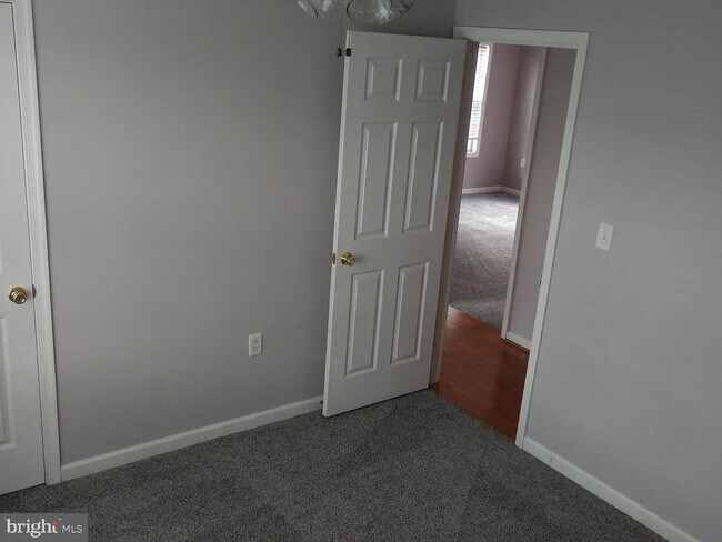 Building Photo - 356 Oak Lee Dr