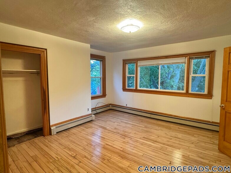 Building Photo - 114 Thorndike St