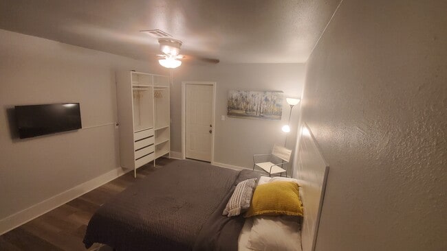 Building Photo - 504 S Cedar Pl