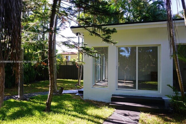 Building Photo - 2450 SW 19th Ave