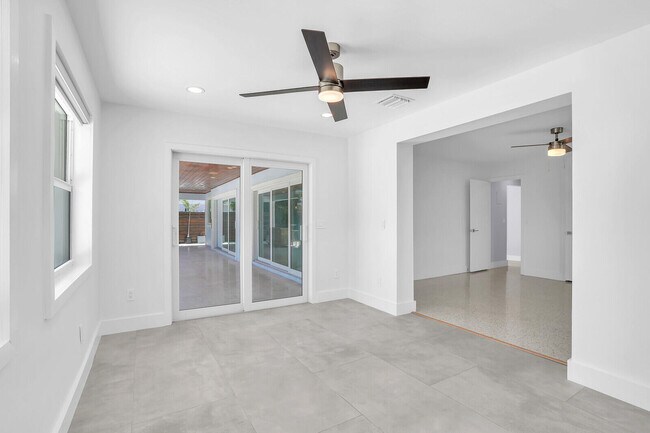 Building Photo - 930 S Lakeside Dr