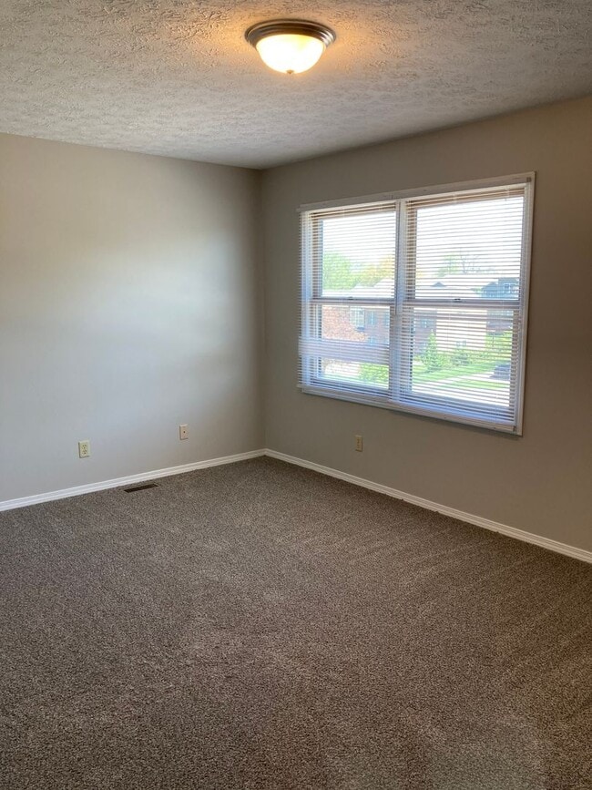 Building Photo - 3 Bedroom, 1.5 bath Home